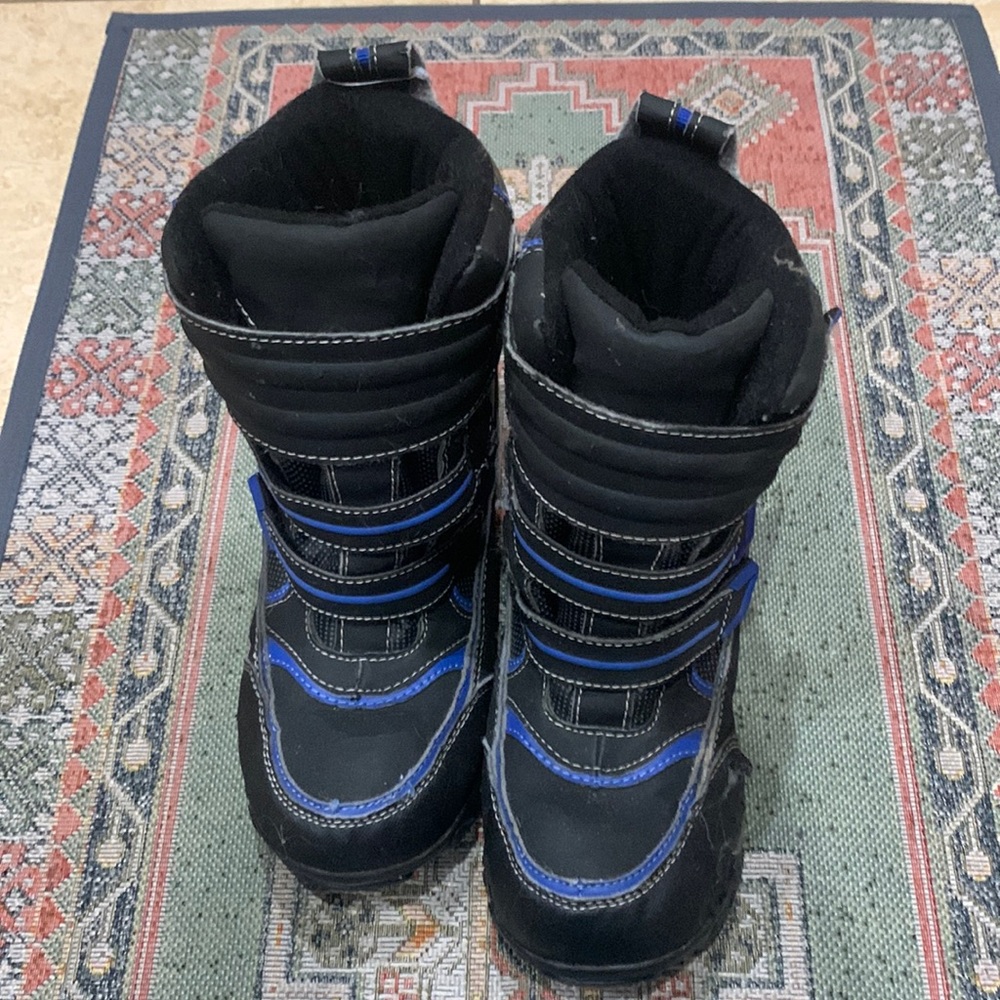 Totes Boys size 4 snow boots good condition